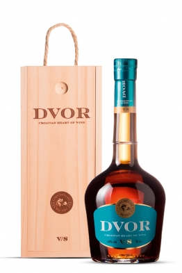 Šoškić Dvor brandy in a wooden box